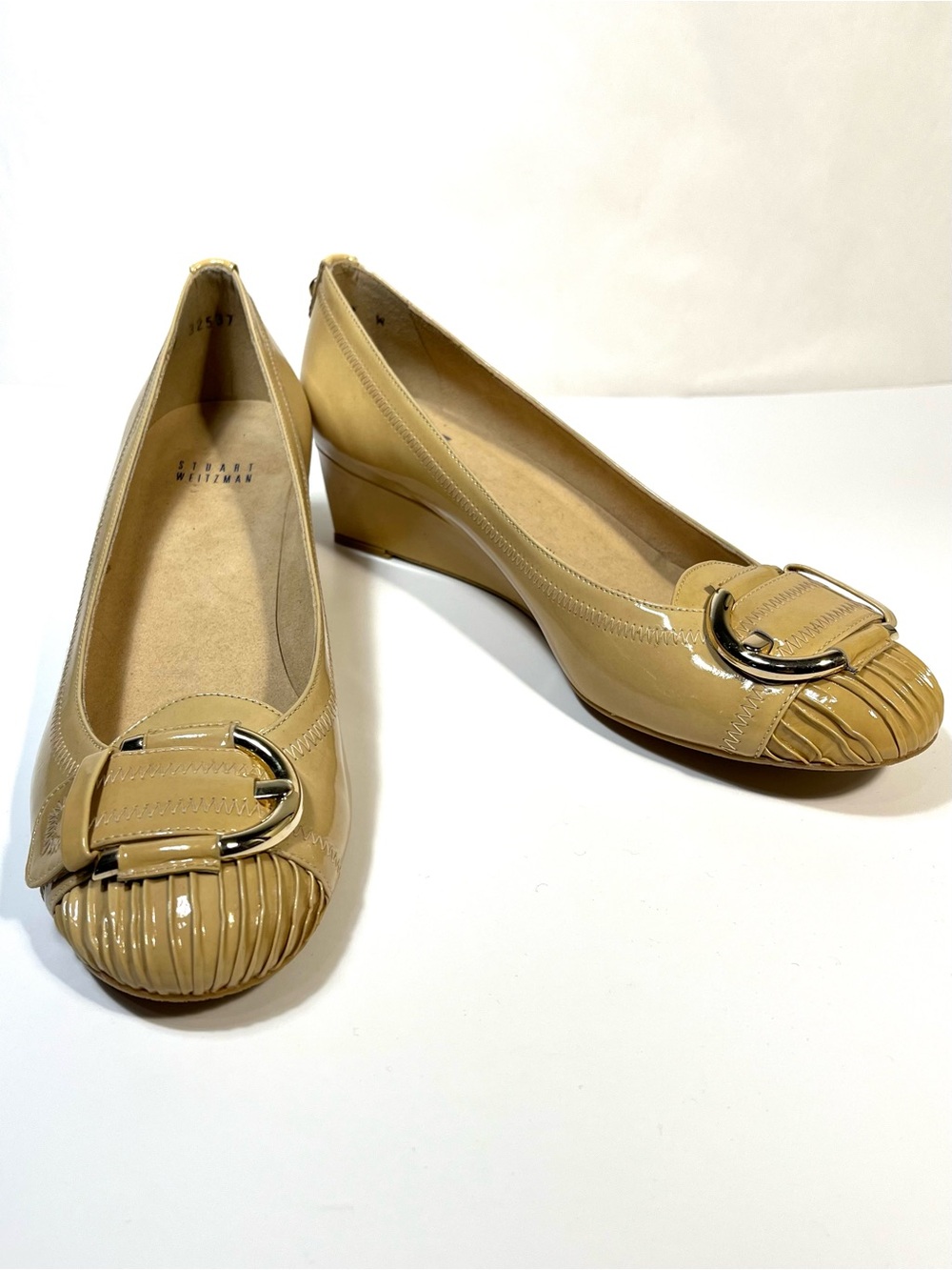 Stuart Weitzman Pleatolo Nude Tan Patent Leather Block Wedge Heels Buckle Toe 8